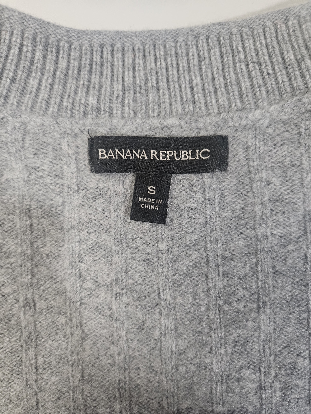 "Banana Republic Grey Sweater, Fine Merino Wool and Cashmere Blend, Size S - Picture 4 of 7